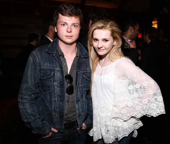 Ryan siblings; Spencer and Abigail Breslin taking picture together.